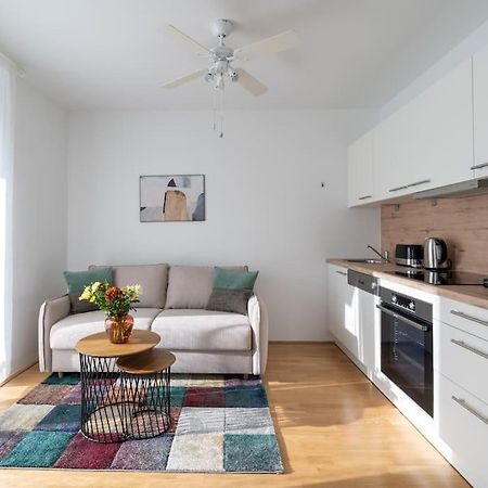 Hm • Sleek 1Br Home With Balcony Vienna Luaran gambar