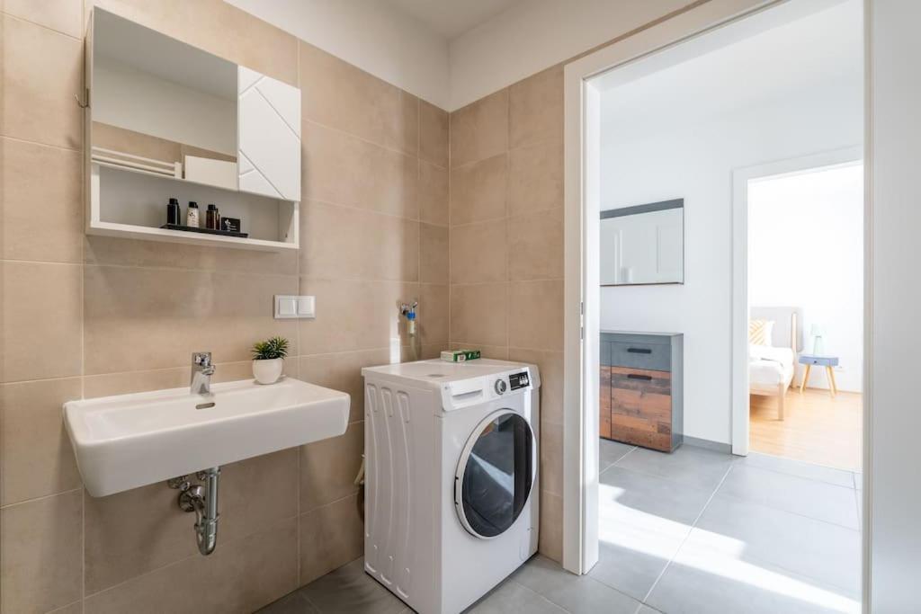 Hm • Sleek 1Br Home With Balcony Vienna Luaran gambar