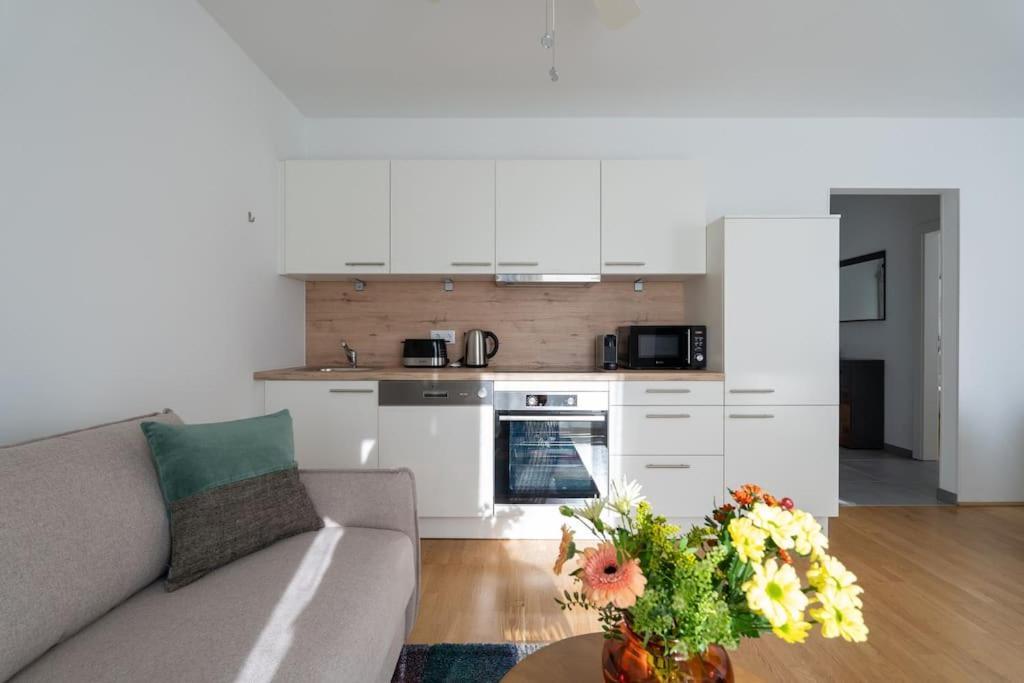 Hm • Sleek 1Br Home With Balcony Vienna Luaran gambar