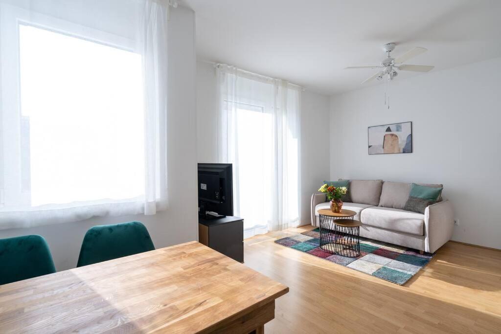 Hm • Sleek 1Br Home With Balcony Vienna Luaran gambar