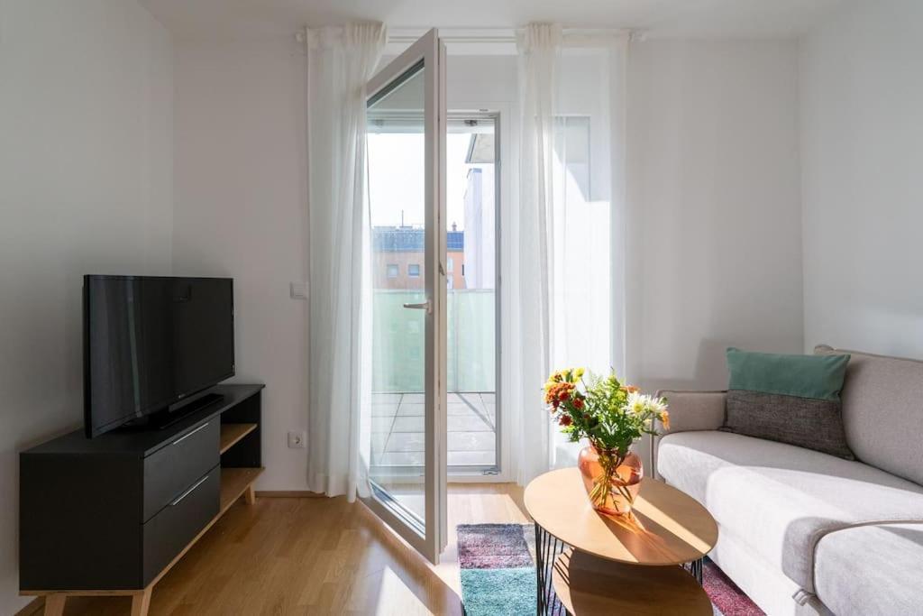 Hm • Sleek 1Br Home With Balcony Vienna Luaran gambar