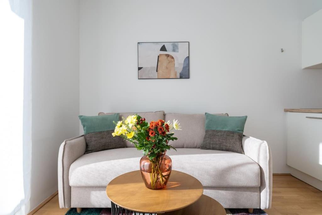 Hm • Sleek 1Br Home With Balcony Vienna Luaran gambar