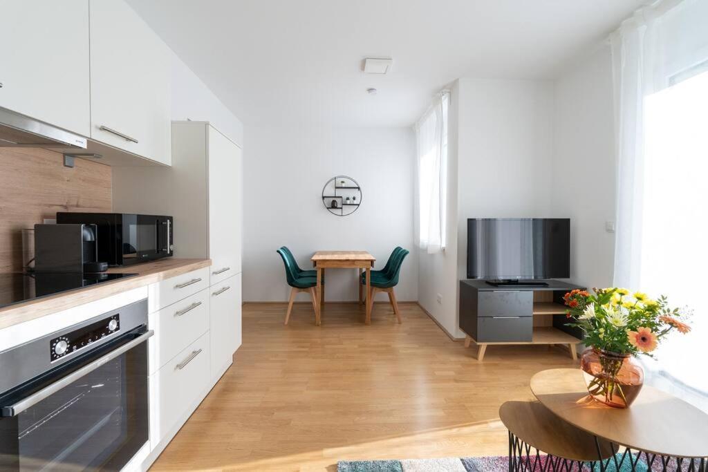 Hm • Sleek 1Br Home With Balcony Vienna Luaran gambar