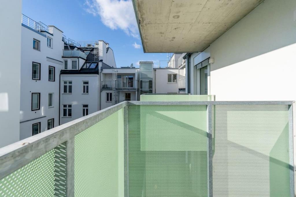 Hm • Sleek 1Br Home With Balcony Vienna Luaran gambar