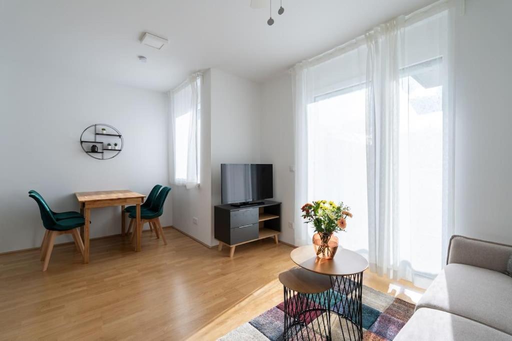 Hm • Sleek 1Br Home With Balcony Vienna Luaran gambar