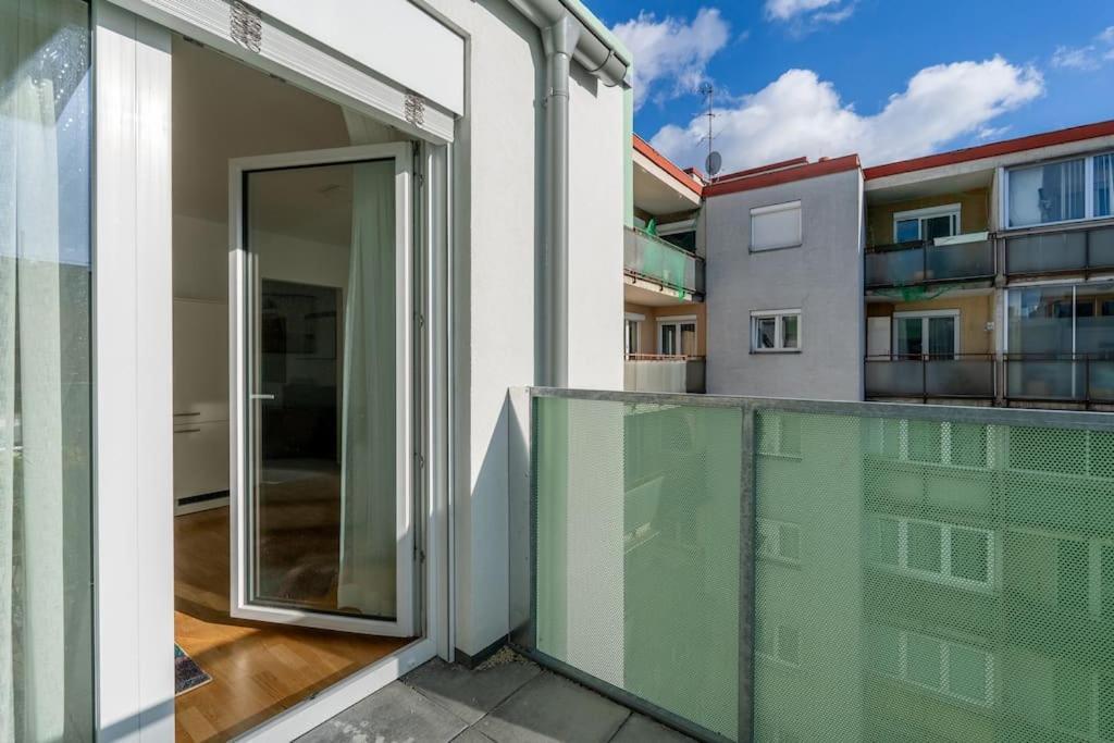 Hm • Sleek 1Br Home With Balcony Vienna Luaran gambar
