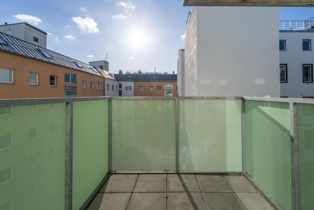 Hm • Sleek 1Br Home With Balcony Vienna Luaran gambar